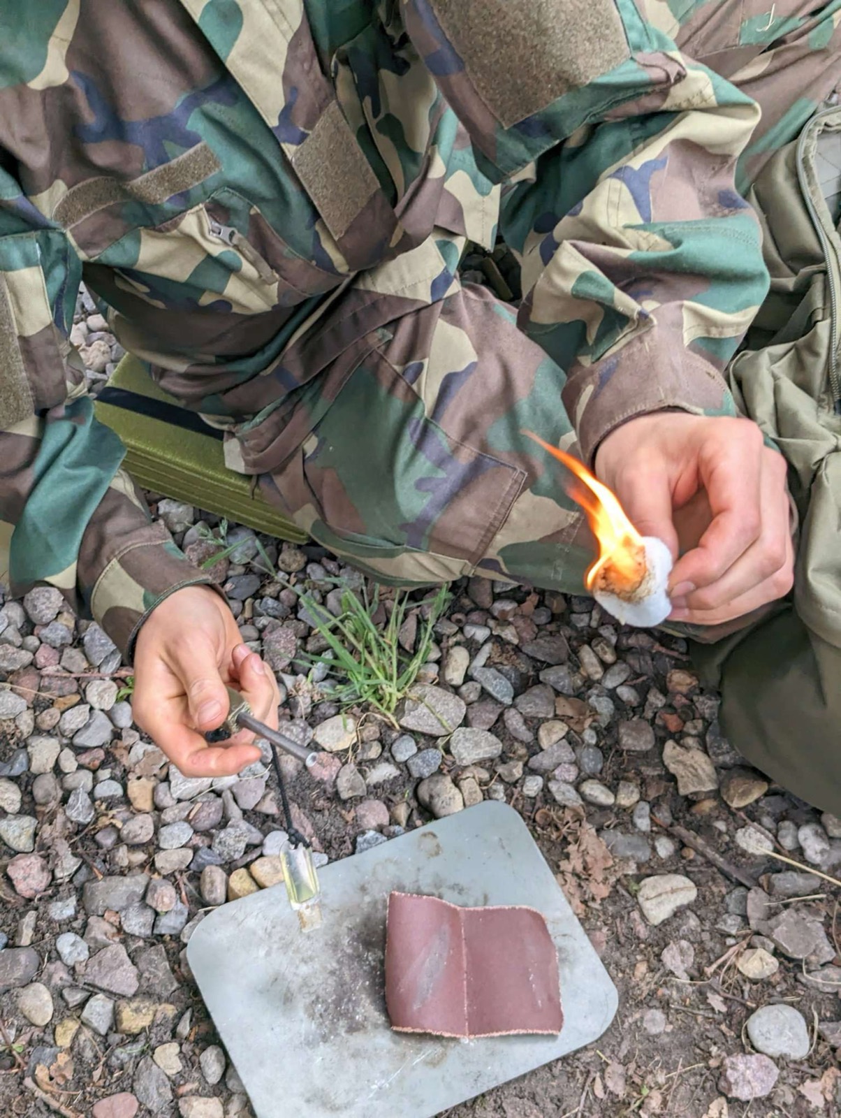 Ugnies įžiebimas skiltuvu kursų metu