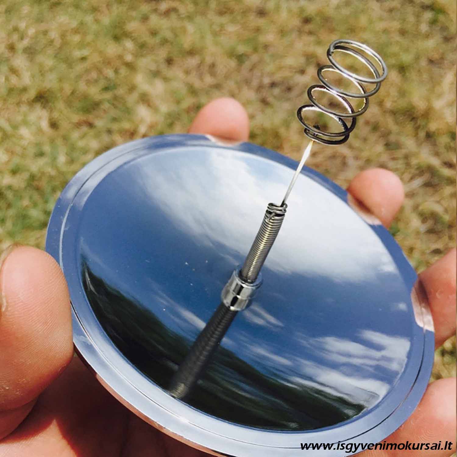 saules-ugnies-ikurimo-veidrodis-su-spirale-isgyvenimui-ugnies-iziebejas Saulės ugnies įkūrimo veidrodis su metaline spirale, skirtas ugniai įkurti nuo saulės spindulių