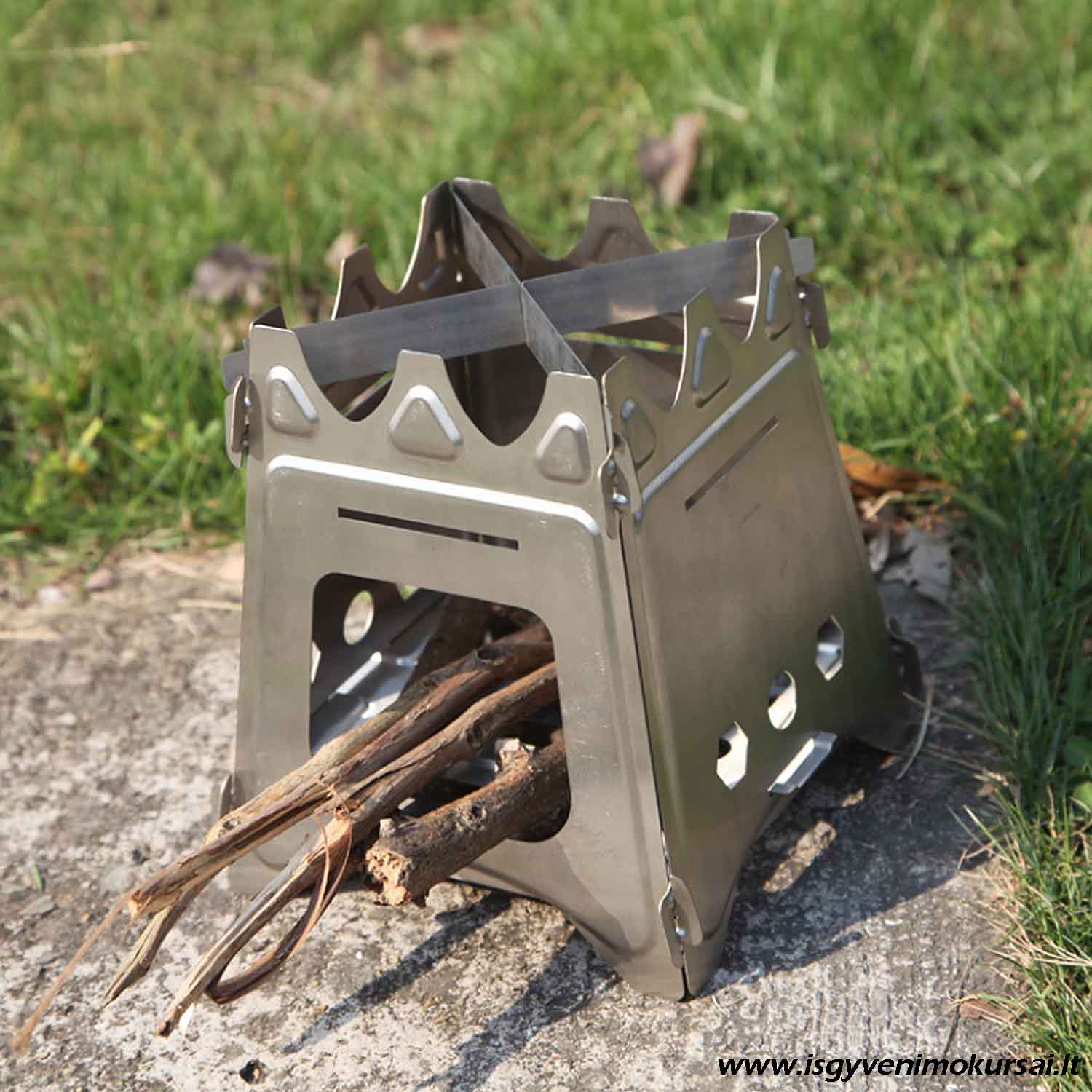 sulankstoma-maza-lauko-krosnele-nerudijancio-plieno-turistine-krosnele-stovyklavimui Surenkama, lengva, nerūdijančio plieno lauko krosnelė stovyklavimui